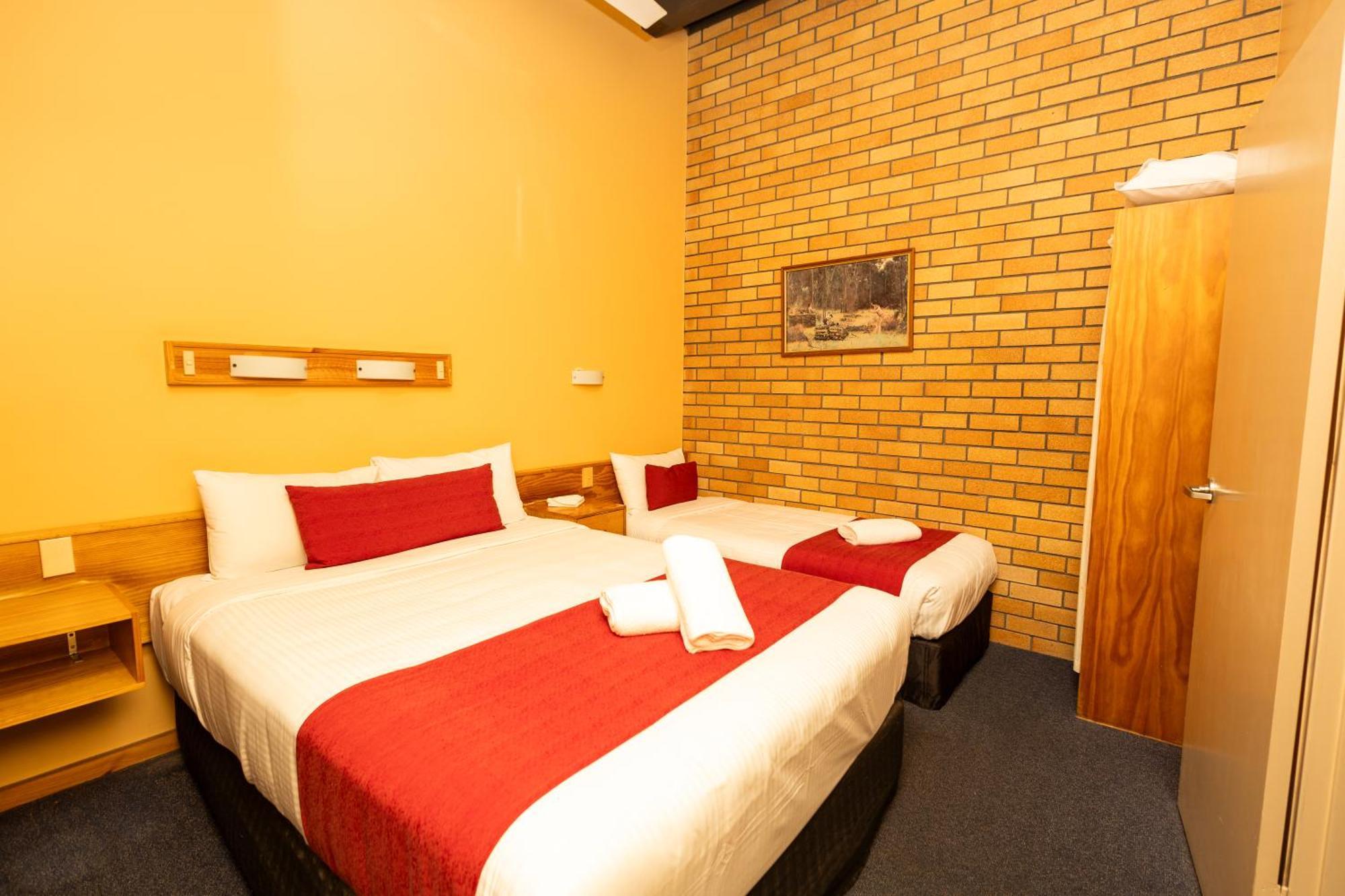 All Travellers Motor Inn Кунабарабран Екстер'єр фото